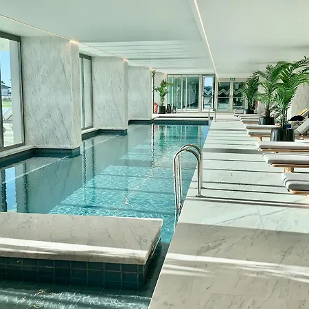 De Lux & Pool