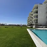 De Lux & Pool アパート