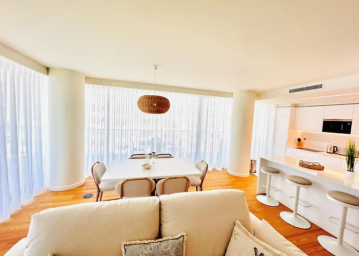 De Lux & Pool * アルマカオ・デ・ペラ